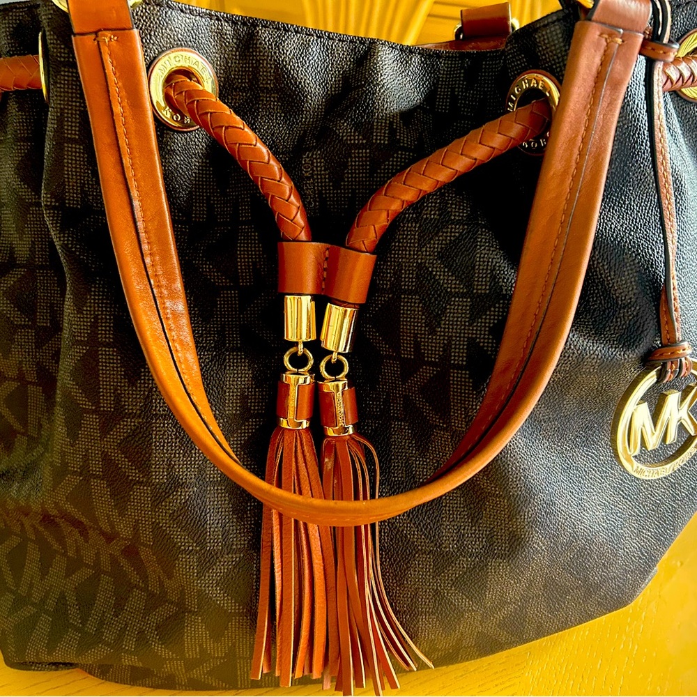Beautiful Michael Kors purse. Excellent condition in and out. Rich brown logo.